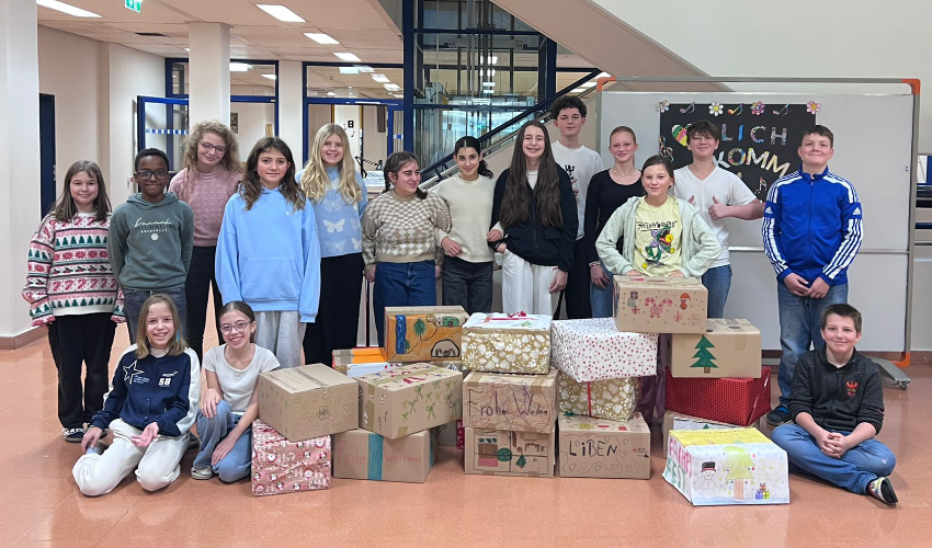 Weihnachtspakete für Rotes Kreuz 25